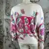 Erlebe den Butterfly Bloom Cardigan - mit trendigen Rosen und Schmetterlingen, blumig bestickt und stylisch an dir in Szene gesetzt.