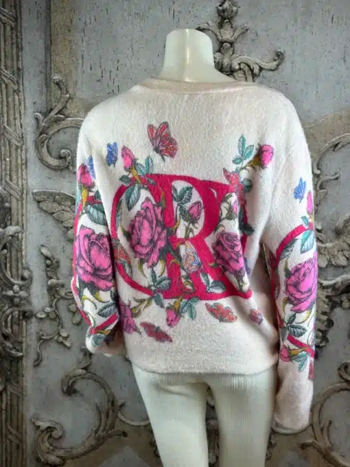 Erlebe den Butterfly Bloom Cardigan - mit trendigen Rosen und Schmetterlingen, blumig bestickt und stylisch an dir in Szene gesetzt.