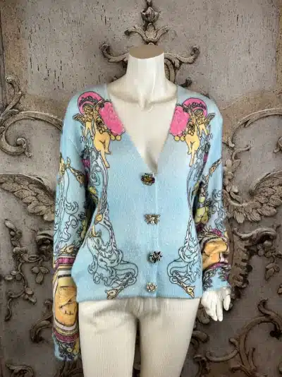 Entdecke den Baroque Angel Cardigan: Dein stilvolles Statement in Hellblau mit edlen Verzierungen und funkelnden Juwelknöpfen!.