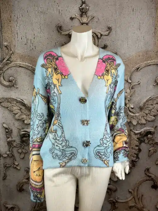 Entdecke den Baroque Angel Cardigan: Dein stilvolles Statement in Hellblau mit edlen Verzierungen und funkelnden Juwelknöpfen!.