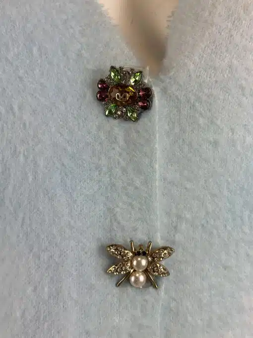 Spüre den Barock-Flair: Funkelnde Broschen auf himmelblauem Flausch machen deinen Angel Cardigan zum Hingucker.