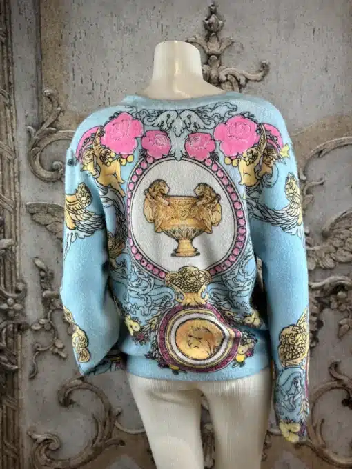 Entdecke deinen Baroque Angel Cardigan in Hellblau mit goldenen, pinken und blauen Mustern, Cherubs und Rosen - ein Eyecatcher!.