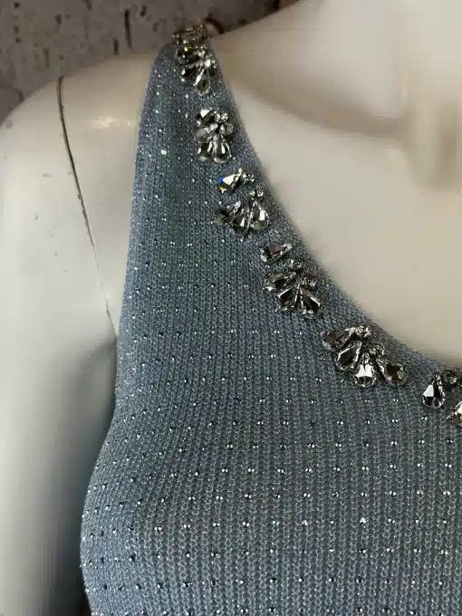 Erlebe das "Rose Design - Crystal Glow Top" ✨ hautnah: Funkelnde Steine am Ausschnitt setzen dich glamourös in Szene.