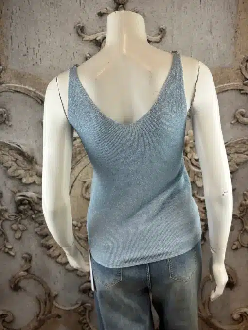 Entdecke das "Rose Design - Crystal Glow Top" ✨ mit stylischen Blue Jeans - trage das It-Piece vor angesagter Kulisse!.