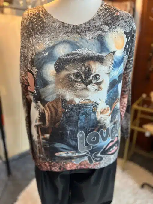 Entdecke deinen neuen Lieblingspulli: Ein süßer Cat-Print mit Overalls, cooler Baskenmütze und trendigem "Love is"-Schriftzug!.