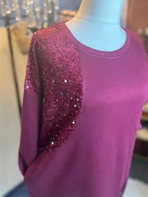 Verleihe deinem Look das gewisse Etwas: Das Glam Rouge Kleid mit magentafarbenem Glitzerpanel macht dich zum Hingucker!.