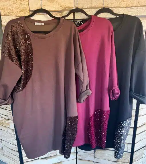 Entdecke deinen Look: Drei Glam Rouge Kleider mit Pailletten-Details in Braun, Magenta und Schwarz warten auf dich am Ständer.