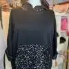 Das Midnight Sparkle Shirt verleiht dir mit glitzernden Pailletten-Schleifen und lässigem Oversize-Style einen modernen Glam-Look.