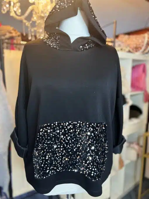 Das Midnight Sparkle Shirt verleiht dir mit glitzernden Pailletten-Schleifen und lässigem Oversize-Style einen modernen Glam-Look.