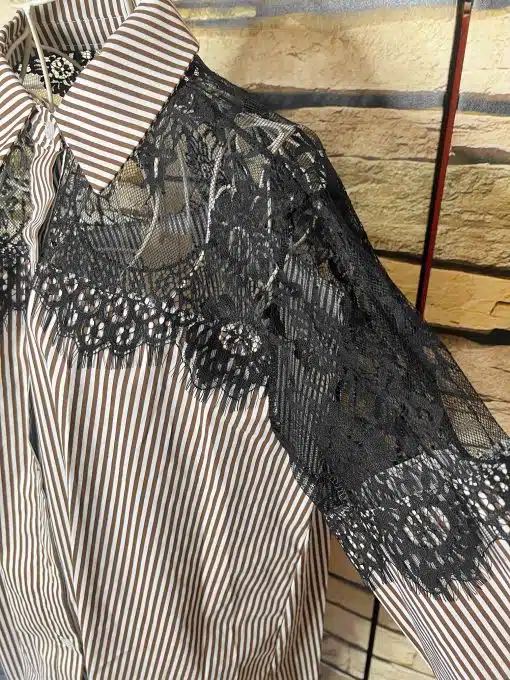 Zieh alle Blicke auf dich - das gestreifte Shirt mit edlem Spitzen-Detail an der Schulter ist dein neuer Style-Favorit!.