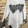 Hol dir den modernen Chic: Die Bella Lace White Bluse mit edler schwarzer Spitze macht dich zum Hingucker - jetzt shoppen!.
