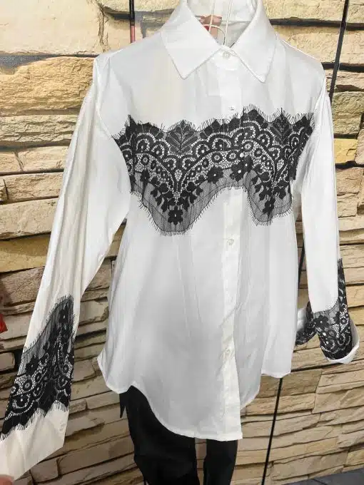 Hol dir den modernen Chic: Die Bella Lace White Bluse mit edler schwarzer Spitze macht dich zum Hingucker - jetzt shoppen!.
