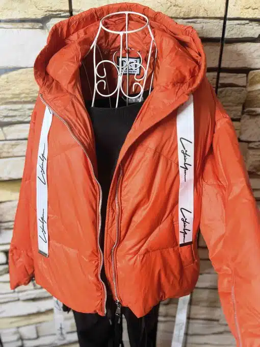 Hol dir den angesagten Look: Leuchtend orange Pufferjacke mit Kapuze und stylischen weißen Logo-Trägern für dein Statement-Outfit.