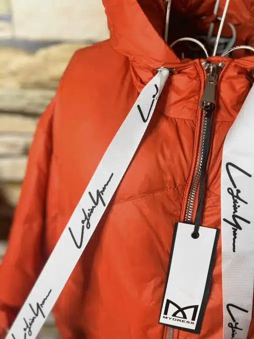 Erlebe das Urban Flame Jacket in Rot hautnah - cooler Zipper, stylischer weißer Strap mit Script und markantem Label-Tag für dich.