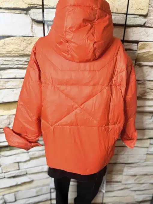 Entfalte deinen Style mit der Urban Flame Jacke - leuchtend orange, trendig und bereit für jeden City-Spot!.