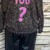 Entdecke deinen Style: Trage das ARE YOU OK Sweatshirt im Leopardenlook mit pinkem "ARE YOU?" Print und schwarzen Pants.