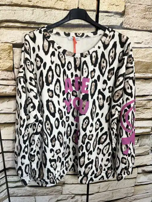 Hol dir das ARE YOU OK Sweat Shirt: stylischer Leopardenprint, lange Ärmel, pinke Schrift - perfekt am schwarzen Haken inszeniert.