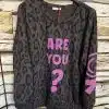 Hol dir das trendige ARE YOU OK Sweatshirt mit stylischem Leo-Print und pinkem ARE YOU?-Schriftzug - ein echter Eyecatcher!.