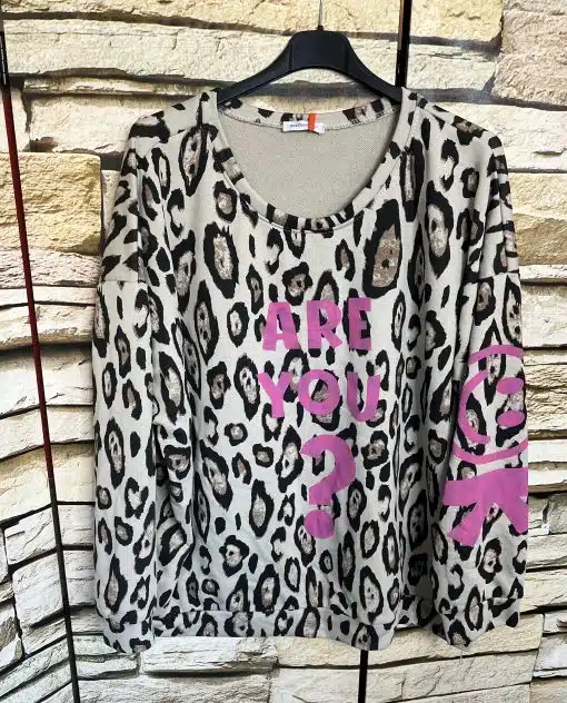 Zieh dir das ARE YOU OK Sweat Shirt im angesagten Leo-Print an - mit auffälligem pinkem "ARE YOU?"-Schriftzug vorn!.