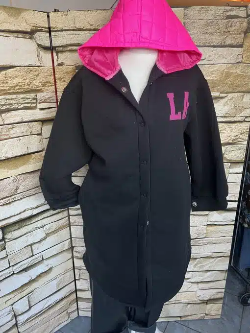 Entdecke deinen Style: Der "Los Angeles" Sweatmantel mit fettem pinken "LA"-Schriftzug und Kapuze lässt dich strahlen!.