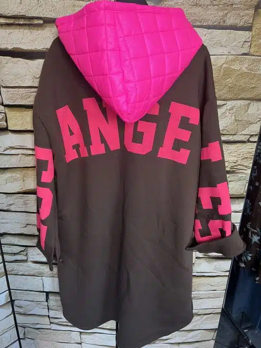Hol dir den angesagten LA-Vibe: Dein "Los Angeles" Sweatmantel mit fettem Pink-Schriftzug und leuchtender Kapuze!.