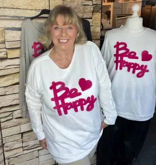 Strahle mit deinem Bee Happy Sweatshirt wie sie! Lass dich inspirieren und entdecke den fröhlichen Look für deinen Style.