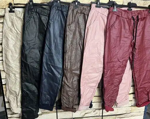 Entdecke jetzt deine neuen Lieblingshosen: Sechs trendige Leatherstyle Pants 2025 in starken Farben warten auf dich!.