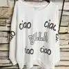 Zieh das stylische Bella Ciao Sweatshirt in Weiß an, mit angesagtem Print - ein echter Hingucker vor cooler Backsteinwand!.