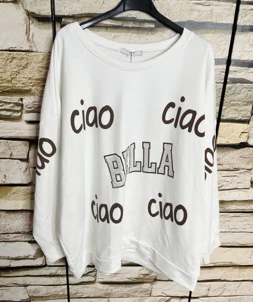 Zieh das stylische Bella Ciao Sweatshirt in Weiß an, mit angesagtem Print - ein echter Hingucker vor cooler Backsteinwand!.
