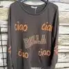 Hol dir das trendige Bella Ciao Sweatshirt mit orangefarbenem "ciao" und großem "BELLA" auf braun - modern am schwarzen Bügel.