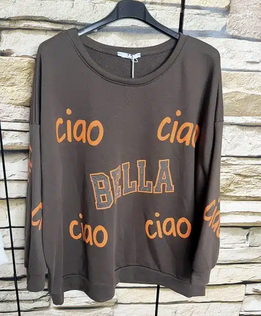 Hol dir das trendige Bella Ciao Sweatshirt mit orangefarbenem "ciao" und großem "BELLA" auf braun - modern am schwarzen Bügel.