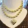 Setze mit dieser goldenen Perlenkette und glänzendem Herzanhänger ein stilvolles Statement - dein Look, deine Liebe!.