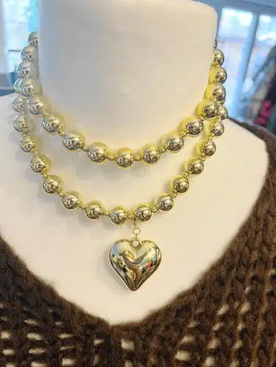 Setze mit dieser goldenen Perlenkette und glänzendem Herzanhänger ein stilvolles Statement - dein Look, deine Liebe!.