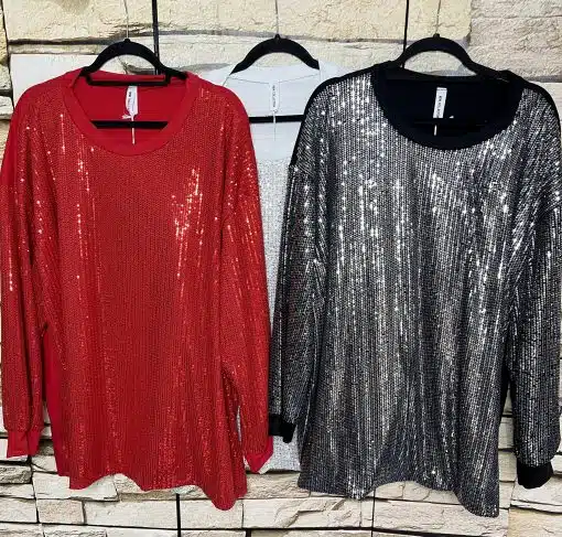 Entdecke deinen Style: Glam Sequin Oversize-Shirts in Rot, Weiß und Schwarz - trendiger Hingucker vor urbaner Steinwand.