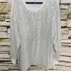 Hol dir den Wow-Faktor: Das Glam Sequin Oversize Shirt in Weiß mit Glitzerpailletten wartet stylish auf dich vor Steinwand!.