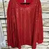 Erlebe deinen großen Auftritt: Das Glam Sequin Oversize Shirt in leuchtendem Rot wartet auf dich vor angesagter Steinwand!.