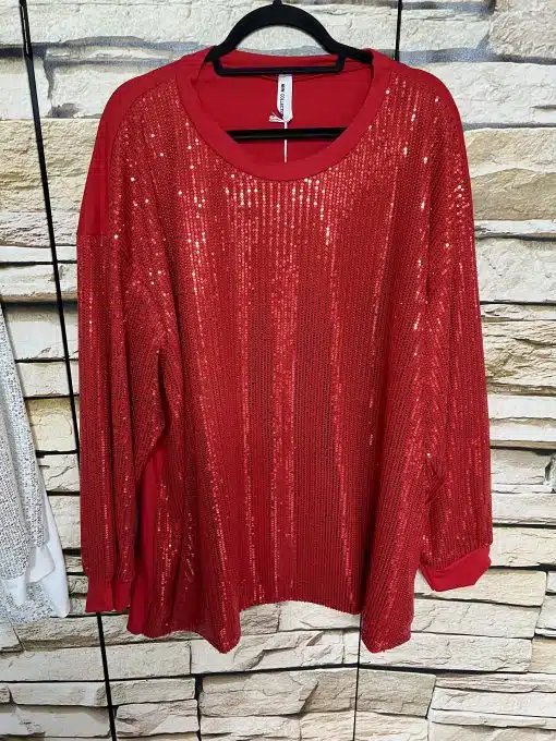 Erlebe deinen großen Auftritt: Das Glam Sequin Oversize Shirt in leuchtendem Rot wartet auf dich vor angesagter Steinwand!.