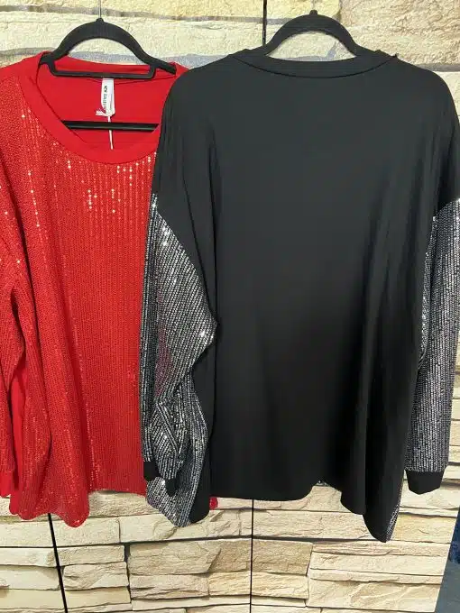 Entdecke deinen Style: Ein rotes, funkelndes Paillettenshirt und ein schwarzes Top mit silbernen Highlight-Ärmeln warten auf dich!.