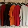 Entdecke deinen Look: Sechs Soft Touch Pullover in Grau, Rot, Braun, Orange und Beige - stylish präsentiert auf schwarzen Bügeln.