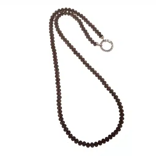 Erlebe mit der Vario Kette lang modernen Glamour: Funkelndes Kristallglas und ein runder Silberverschluss - dein neues Must-have!.