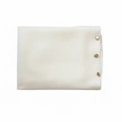 Entdecke deinen weißen Dinah Poncho - stylisch gefaltet mit drei goldenen Knöpfen, bereit, deinen Look modern zu veredeln.