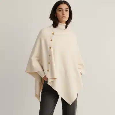 Du setzt mit dem cremefarbenen Dinah Poncho und angesagten Details neue Maßstäbe - modern kombiniert mit Turtleneck und Dark Denim.