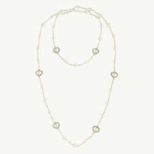 Verleihe deinem Look das gewisse Etwas mit dieser modernen Perlenkette und edlen, goldenen Herz-Details auf strahlendem Weiß.