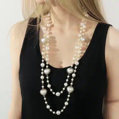 Trage den Cuore di Perla und setze moderne Akzente: Schwarzes Top, Perlenketten, Herzen - dein Trend-Look!.