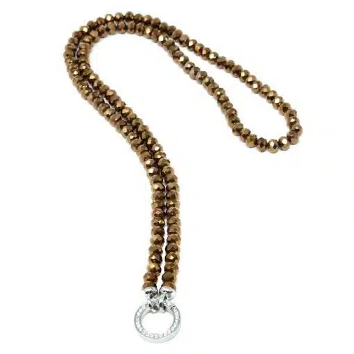 Entdecke deine Vario Kette lang: braune Perlenkette mit silbernem, rundem Anhänger - stilvoll präsentiert vor weißem Hintergrund.