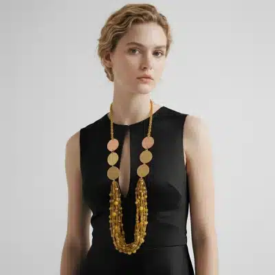 Strahle Selbstbewusstsein aus: Trage die Ophelia Kette zu deinem schwarzen Kleid und setze ein modernes, goldenes Statement.