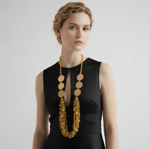 Strahle Selbstbewusstsein aus: Trage die Ophelia Kette zu deinem schwarzen Kleid und setze ein modernes, goldenes Statement.