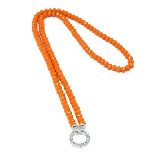 Entdecke die Vario Kette lang: Orangefarbene Perlen und ein silberner Anhänger machen dich zum stylischen Trendsetter!.