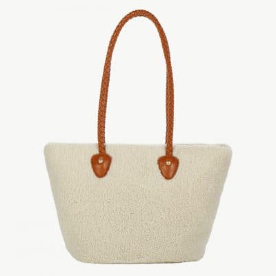 Entdecke deinen stylischen cremefarbenen Teddy's Best Shopper! Mit braunen Flechtgriffen und flauschigem Teddystoff, perfekt für dich.