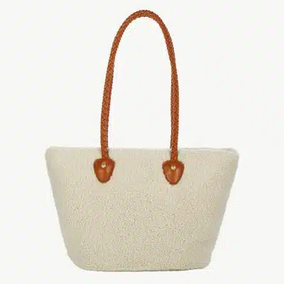 Entdecke deinen stylischen cremefarbenen Teddy's Best Shopper! Mit braunen Flechtgriffen und flauschigem Teddystoff, perfekt für dich.